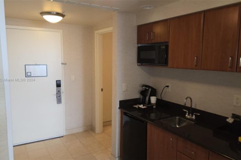 Hotel en venta en Sunny Isles Beach, Florida, 51.19 m2 № 2017254 - foto 11