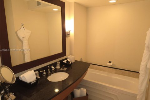 Hotel en venta en Sunny Isles Beach, Florida, 51.19 m2 № 2017254 - foto 12