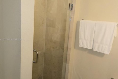 Hotel en venta en Sunny Isles Beach, Florida, 51.19 m2 № 2017254 - foto 15