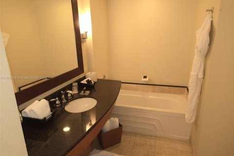 Hotel en venta en Sunny Isles Beach, Florida, 51.19 m2 № 2017254 - foto 13