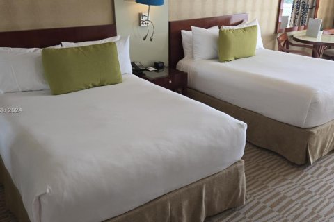 Hotel en venta en Sunny Isles Beach, Florida, 51.19 m2 № 2017254 - foto 4