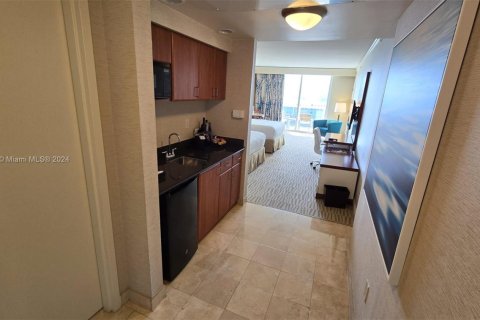 Hotel en venta en Sunny Isles Beach, Florida, 51.19 m2 № 2017254 - foto 9