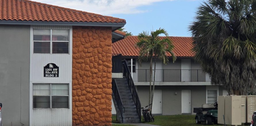 Condominio en North Lauderdale, Florida, 2 dormitorios  № 2250198