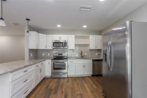 House in Saint Petersburg, Florida 3 bedrooms, 102.75 sq.m. № 1654402 - photo 5