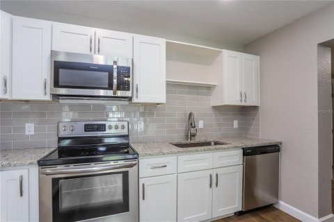House in Saint Petersburg, Florida 3 bedrooms, 102.75 sq.m. № 1654402 - photo 6