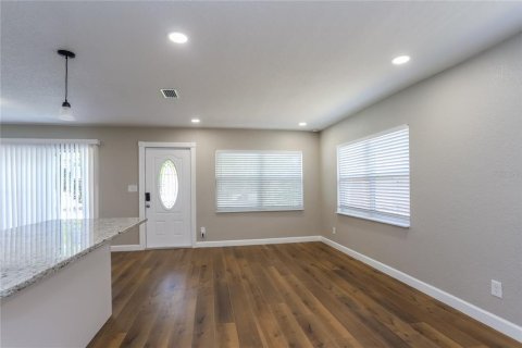 House in Saint Petersburg, Florida 3 bedrooms, 102.75 sq.m. № 1654402 - photo 4