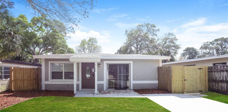 House in Saint Petersburg, Florida 3 bedrooms, 102.75 sq.m. № 1654402