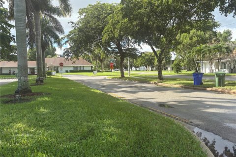 House in Margate, Florida 2 bedrooms, 91.42 sq.m. № 1945420 - photo 1