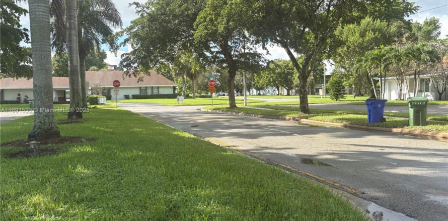 House in Margate, Florida 2 bedrooms, 91.42 sq.m. № 1945420