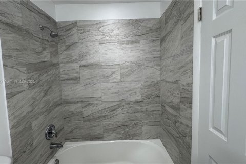 House in Margate, Florida 2 bedrooms, 91.42 sq.m. № 1945420 - photo 14