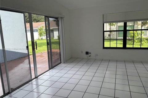 House in Margate, Florida 2 bedrooms, 91.42 sq.m. № 1945420 - photo 6