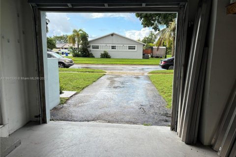 House in Margate, Florida 2 bedrooms, 91.42 sq.m. № 1945420 - photo 5