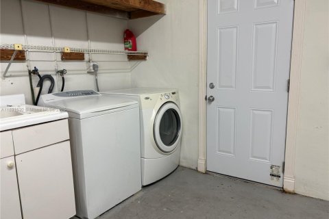 House in Margate, Florida 2 bedrooms, 91.42 sq.m. № 1945420 - photo 18