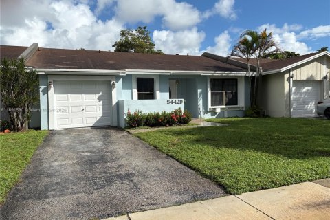 House in Margate, Florida 2 bedrooms, 91.42 sq.m. № 1945420 - photo 2