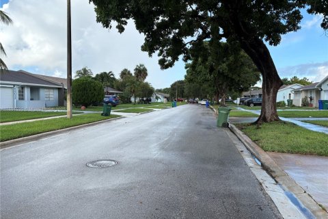 House in Margate, Florida 2 bedrooms, 91.42 sq.m. № 1945420 - photo 4