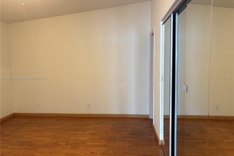 House in Margate, Florida 2 bedrooms, 91.42 sq.m. № 1945420 - photo 15