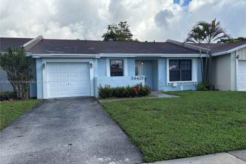 House in Margate, Florida 2 bedrooms, 91.42 sq.m. № 1945420 - photo 20