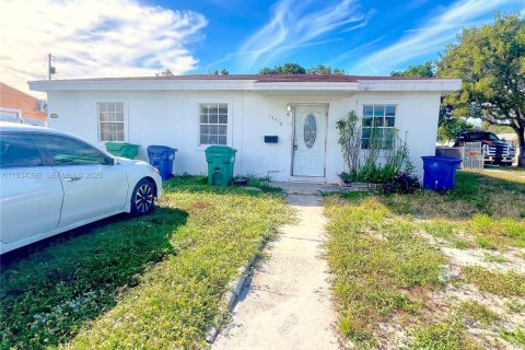 Снять в аренду виллу или дом в Майами, Флорида 3 спальни, 141.21м2, № 1992700 - фото 1