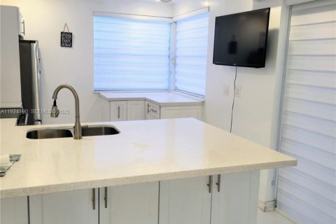 Condo in Homestead, Florida, 2 bedrooms  № 1989926 - photo 1