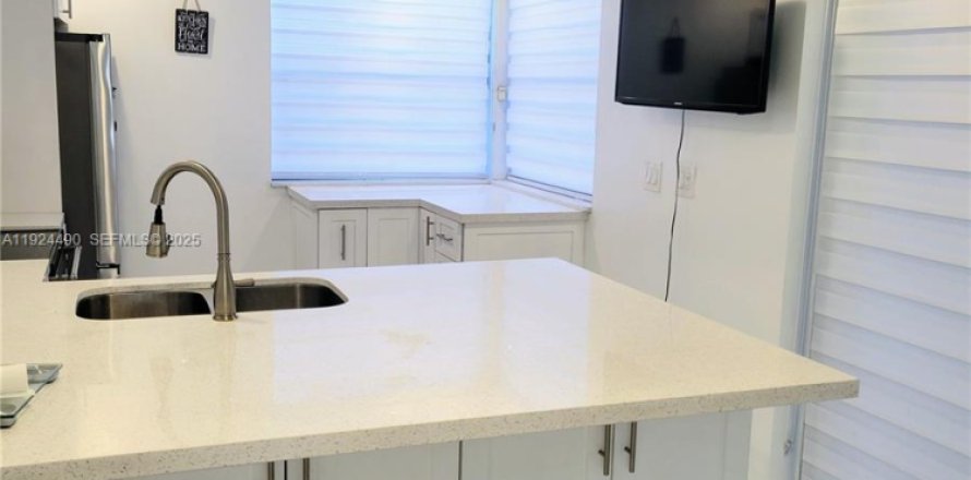 Condo in Homestead, Florida, 2 bedrooms  № 1989926