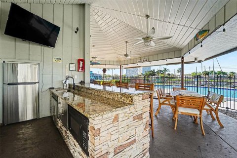 Condo in New Port Richey, Florida, 2 bedrooms № 2094100 - photo 24