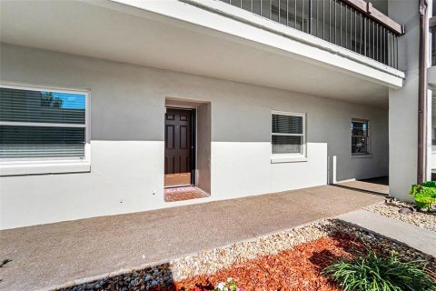 Condo in New Port Richey, Florida, 2 bedrooms № 2094100 - photo 2