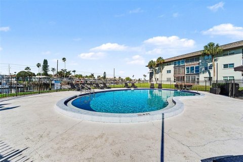 Condo in New Port Richey, Florida, 2 bedrooms № 2094100 - photo 23