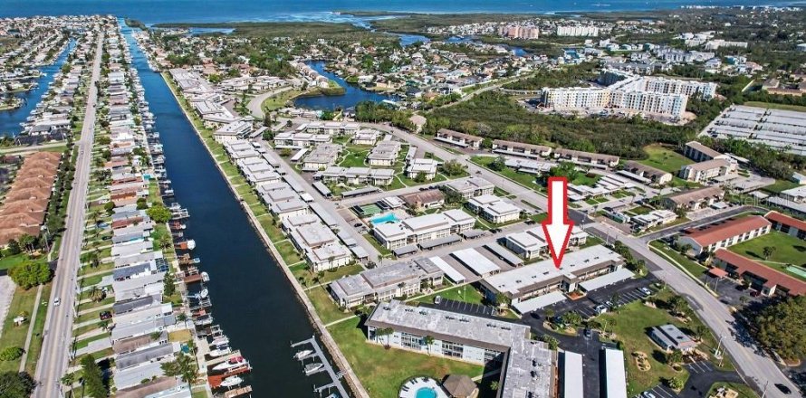 Condo in New Port Richey, Florida, 2 bedrooms № 2094100