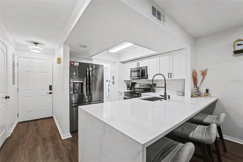Condo in New Port Richey, Florida, 2 bedrooms № 2094100 - photo 3