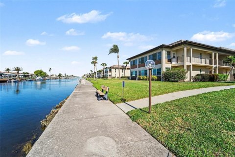 Condo in New Port Richey, Florida, 2 bedrooms № 2094100 - photo 25