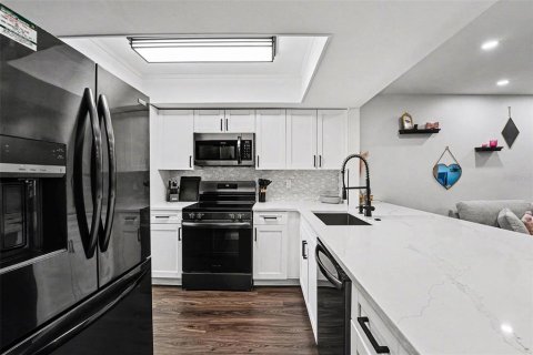 Condo in New Port Richey, Florida, 2 bedrooms № 2094100 - photo 10