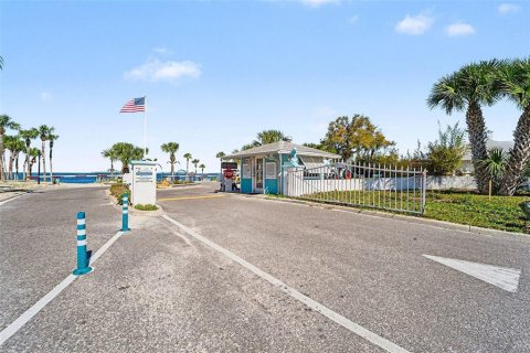 Condo in New Port Richey, Florida, 2 bedrooms № 2094100 - photo 27