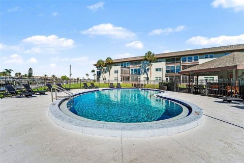 Condo in New Port Richey, Florida, 2 bedrooms № 2094100 - photo 22