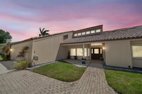 House in Indialantic, Florida 5 bedrooms, 359.35 sq.m. № 1849891 - photo 1