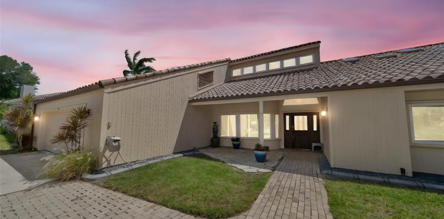 House in Indialantic, Florida 5 bedrooms, 359.35 sq.m. № 1849891