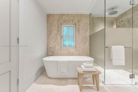 House in Miami, Florida 5 bedrooms, 379.13 sq.m. № 1951580 - photo 21