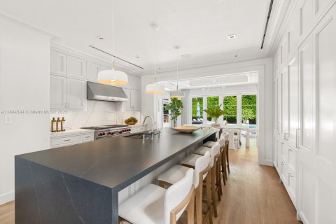 House in Miami, Florida 5 bedrooms, 379.13 sq.m. № 1951580 - photo 12
