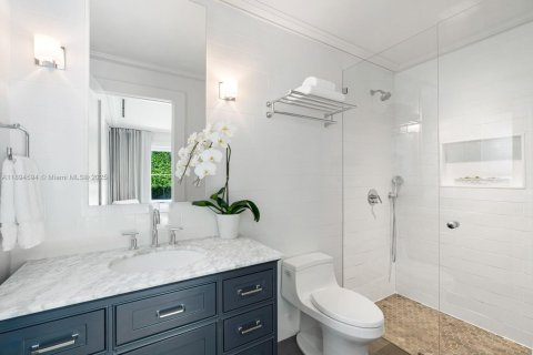 House in Miami, Florida 5 bedrooms, 379.13 sq.m. № 1951580 - photo 24