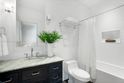 House in Miami, Florida 5 bedrooms, 379.13 sq.m. № 1951580 - photo 27