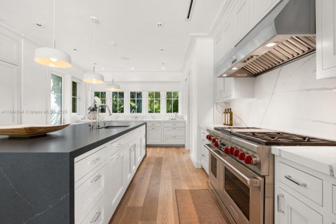 House in Miami, Florida 5 bedrooms, 379.13 sq.m. № 1951580 - photo 13