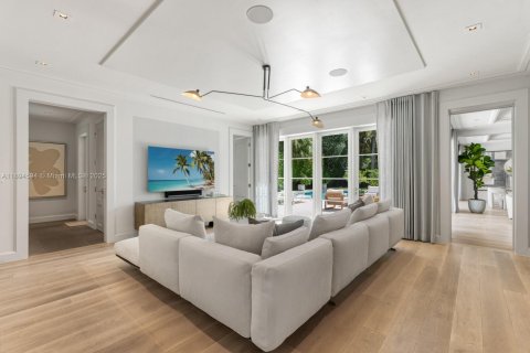 House in Miami, Florida 5 bedrooms, 379.13 sq.m. № 1951580 - photo 15