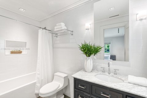 House in Miami, Florida 5 bedrooms, 379.13 sq.m. № 1951580 - photo 30