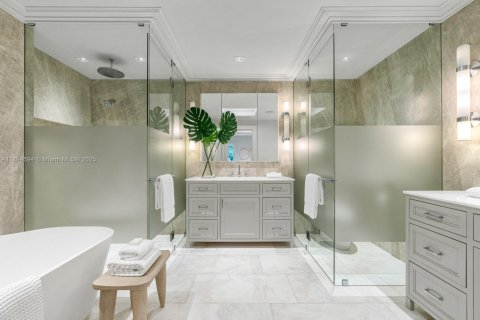 House in Miami, Florida 5 bedrooms, 379.13 sq.m. № 1951580 - photo 19