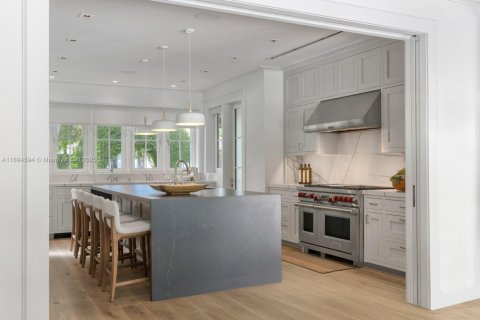 House in Miami, Florida 5 bedrooms, 379.13 sq.m. № 1951580 - photo 10