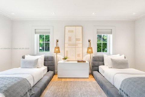 House in Miami, Florida 5 bedrooms, 379.13 sq.m. № 1951580 - photo 26