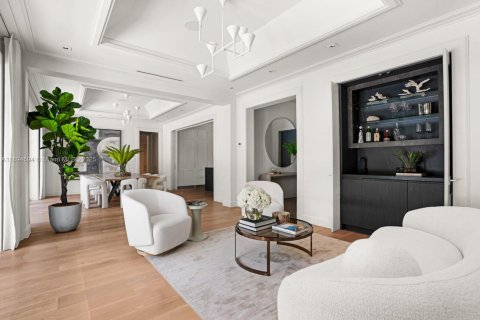 House in Miami, Florida 5 bedrooms, 379.13 sq.m. № 1951580 - photo 6