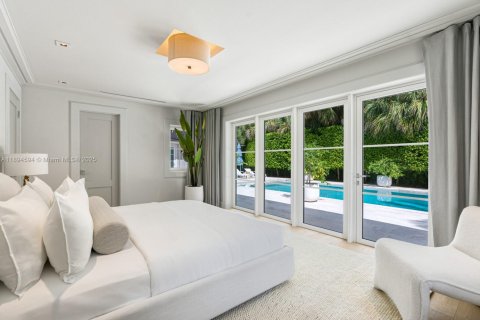 House in Miami, Florida 5 bedrooms, 379.13 sq.m. № 1951580 - photo 22