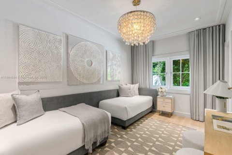 House in Miami, Florida 5 bedrooms, 379.13 sq.m. № 1951580 - photo 28