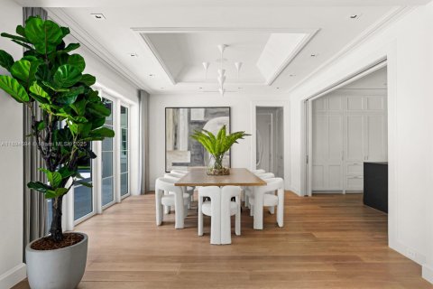 House in Miami, Florida 5 bedrooms, 379.13 sq.m. № 1951580 - photo 8