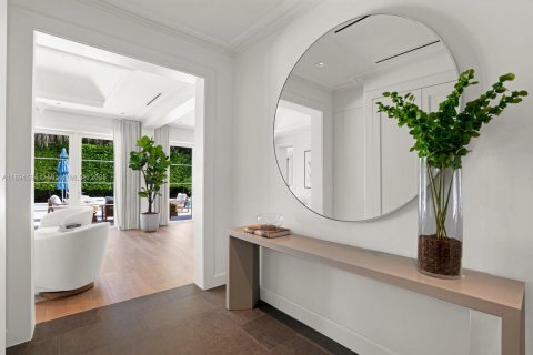 House in Miami, Florida 5 bedrooms, 379.13 sq.m. № 1951580 - photo 5